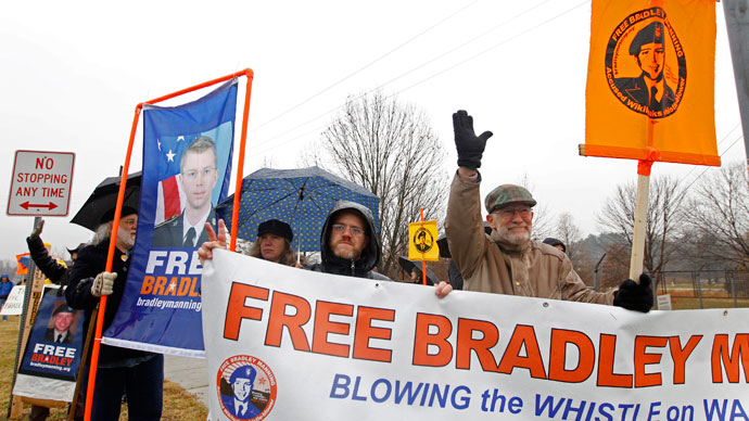 Supporters of U.S. Army Pfc. Bradley Manning protest during his scheduled motion hearing, outside the gates of Fort Meade, Maryland November 27, 2012.(Reuters / Jose Luis Magana)