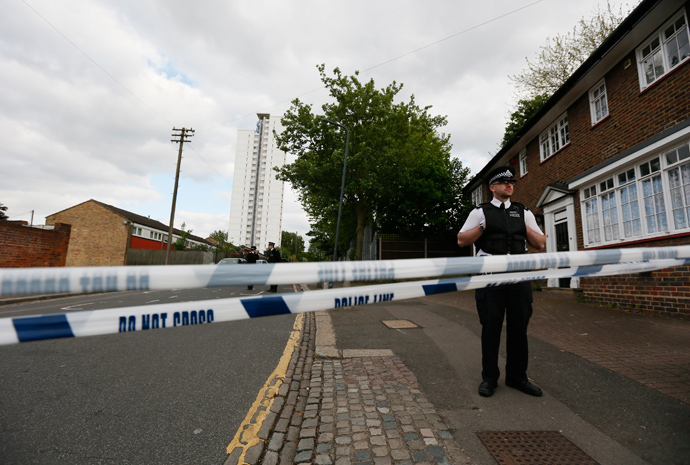 Police officers guard a cordon set up around a crime scene where one man was killed was killed in Woolwich, southeast London May 22, 2013 (Reuters / Stefan Wermuth)