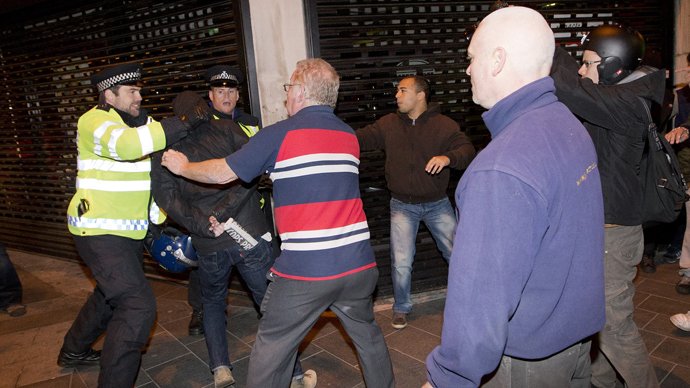 Police clash with people in Woolwich in London on May 22, 2013 (AFP Photo / Justin Tallis)