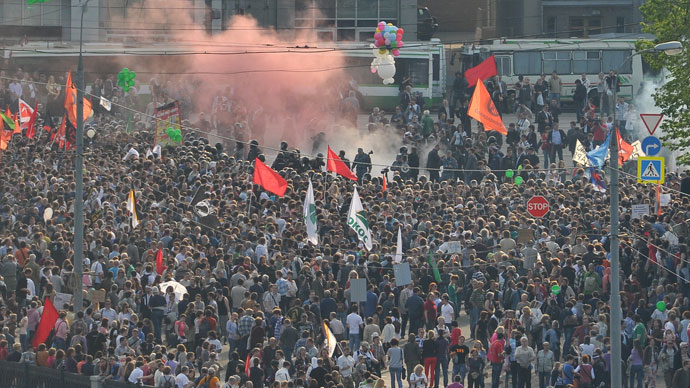 Smoke blanket over the March-of-Millions rally in Bolotnaya Square.(RIA Novosti / Ramil Sitdikov)