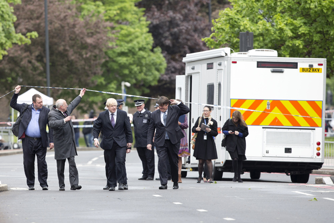 Mayor of London Boris Johnson (C) arrives at a police cordon in Woolwich, London on May 23, 2013, at the site of the murder of a soldier by two suspected Islamists (AFP Photo / Justin Tallis) 