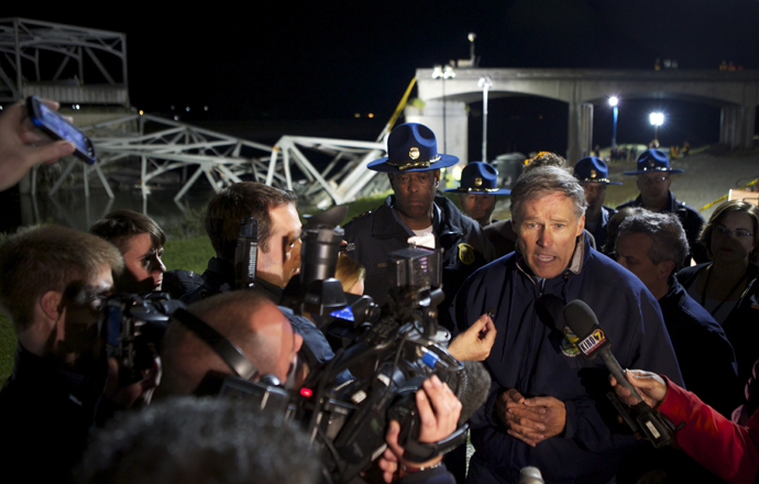 Washington State Governor Jay Inslee addresses the media at the scene of a bridge collapse into the Skagit River on Interstate 5 on May 23, 2013 near Mt. Vernon, Washington (Stephen Brashear / Getty Images / AFP) 