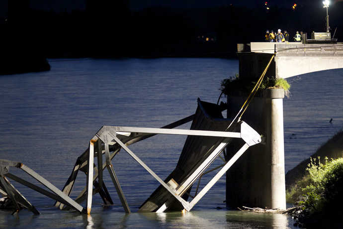 Crews survey the scene of a bridge collapse on Interstate 5 on May 23, 2013 near Mt. Vernon, Washington. I-5 connects Seattle, Washington to Vancouver B.C., Canada (Stephen Brashear / Getty Images / AFP) 