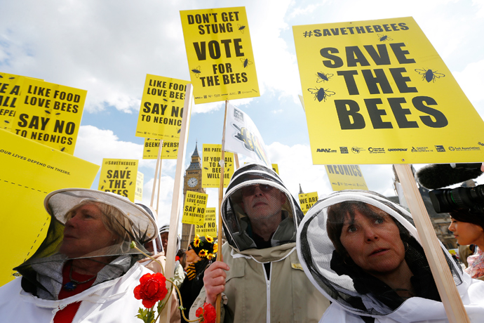 Beekeepers protest in Parliament Square to urge Britain's government to ban the use of pesticides containing neonicotinoids, in central London, April 26, 2013 (Reuters / Andrew Winning)