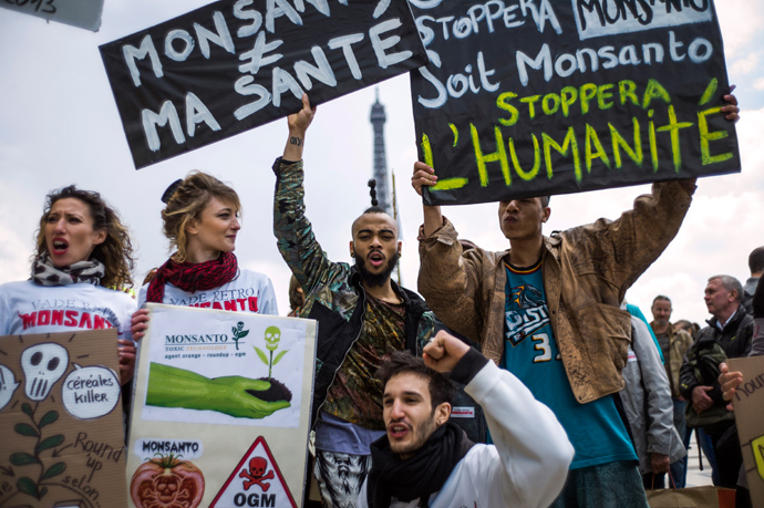 Anti-genetically modified organism (GMO) activists gather on the Trocadero square near the Eiffel tower during a demonstration against GMOs and US chemical giant Monsanto on May 25, 2013 in Paris (AFP Photo / Fred Dufour)