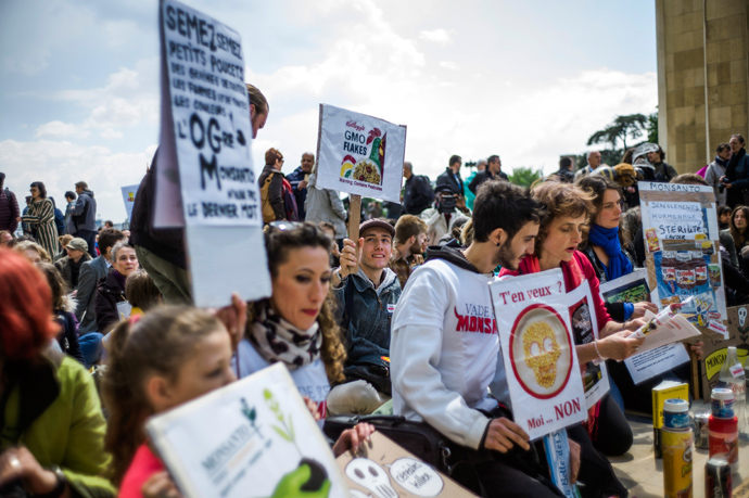 Anti-genetically modified organism (GMO) activists gather on the Trocadero square near the Eiffel tower during a demonstration against GMOs and US chemical giant Monsanto on May 25, 2013 in Paris (AFP Photo / Fred Dufour)