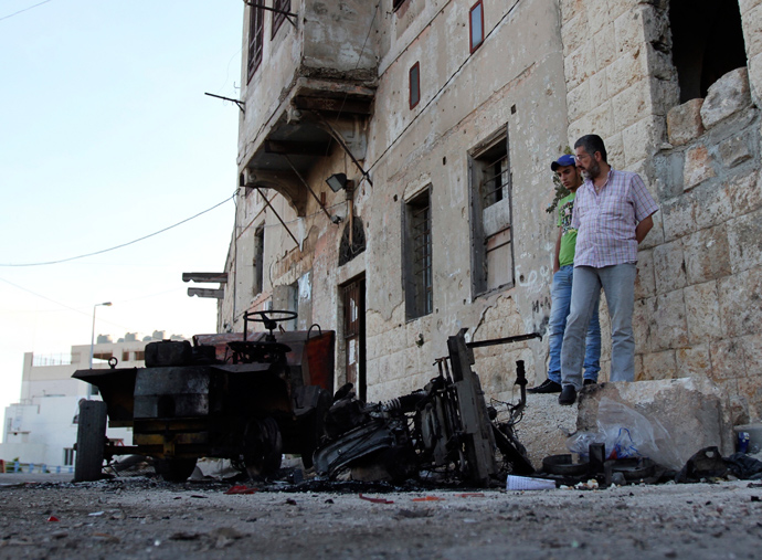 People inspect the damage after overnight clashes in Al-Koubbeh, in Tripoli May 23, 2013 (Reuters / Omar Ibrahim)