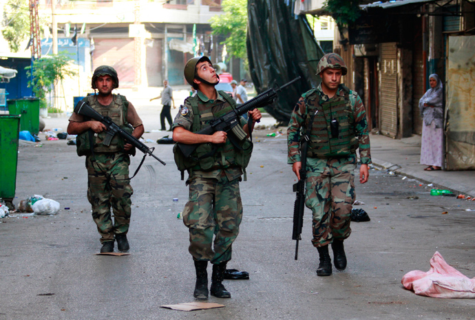 Lebanese army soldiers patrol the Sunni Muslim Bab al-Tebbaneh neighbourhood after being deployed to tighten security, following clashes between Sunni Muslims and Alawites in the port city of Tripoli, northern Lebanon May 21, 2013 (Reuters / Omar Ibrahim) 