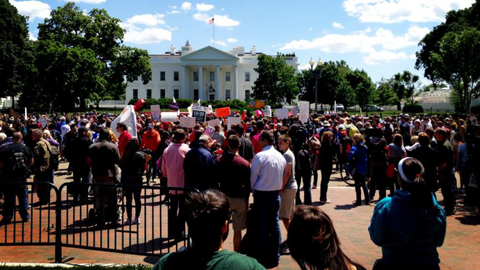 A crowd of marchers gathered in front of the White House. (Image from twitter user@@gmo917)