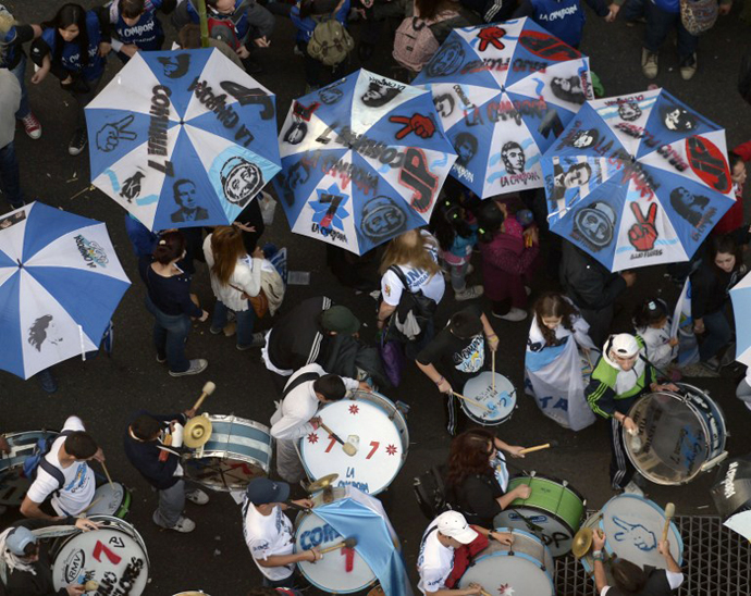 Supporters of Argentine President Cristina Fernandez de Kirchner gather at Plaza de Mayo square in Buenos Aires on May 25, 2013. (AFP Photo / Juan Mabromata)