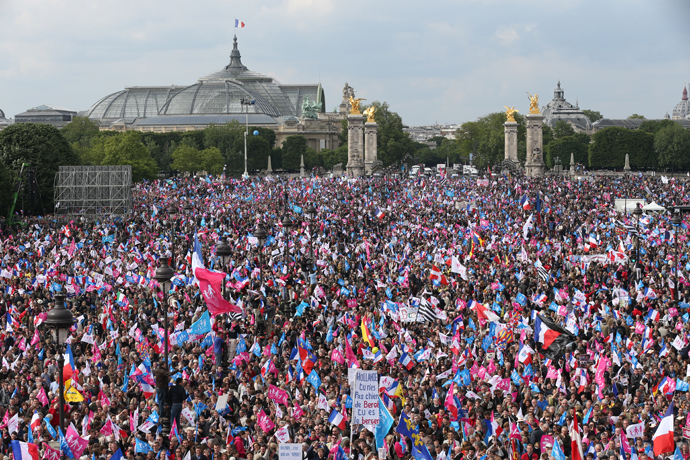 A general view taken on May 26, 2013 partially shows thousands of anti-gay marriage demonstrators gathering at the Invalides square in Paris during a mass protest against a gay marriage law (AFP Photo / Thomas Samson)