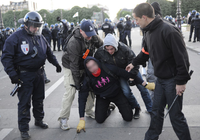 Policemen wearing civilian clothes arrest a far-right protester on May 26, 2013 in Paris on the sidelines of the demonstrations against a gay marriage law.(AFP Photo / Fred Dufour)