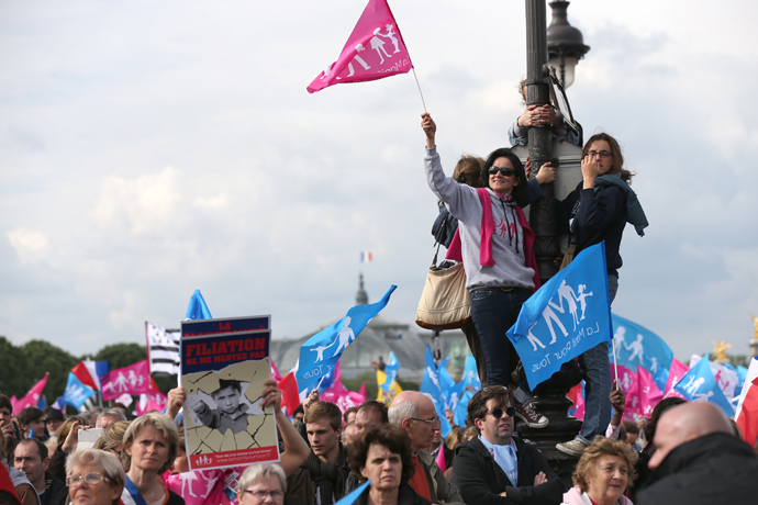 Supporters of the anti-gay marriage movement "La Manif Pour Tous" (Demonstration for all) gather during a mass protest at the Invalides square in Paris on May 26, 2013 against a gay marriage law (AFP Photo / Thomas Samson)