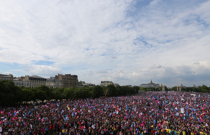 A general view taken on May 26, 2013 shows thousands of anti-gay marriage demonstrators gathering at the Invalides square in Paris during a mass protest against a gay marriage law (AFP Photo / Thomas Samson)