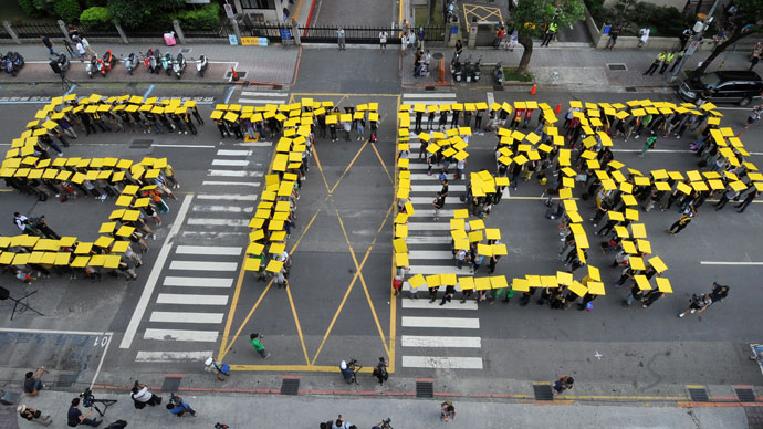 Chanting slogans like "Stop dangerous nuclear power", hundreds of Taiwanese protestors stand together in front of the parliament in Taipei on May 26, 2013.(AFP Photo / Mandy Cheng)