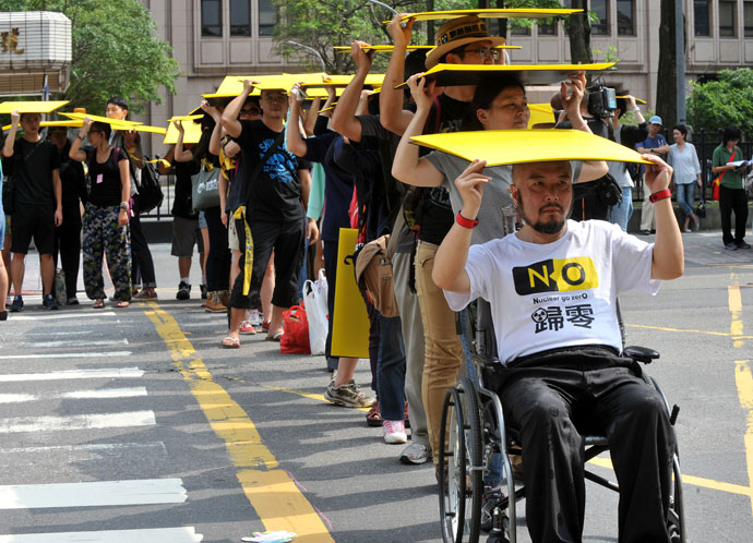 Chanting slogans like "Stop dangerous nuclear power", hundreds of Taiwanese protestors hold placards in front of parliament in Taipei on May 26, 2013.(AFP Photo / Mandy Cheng)