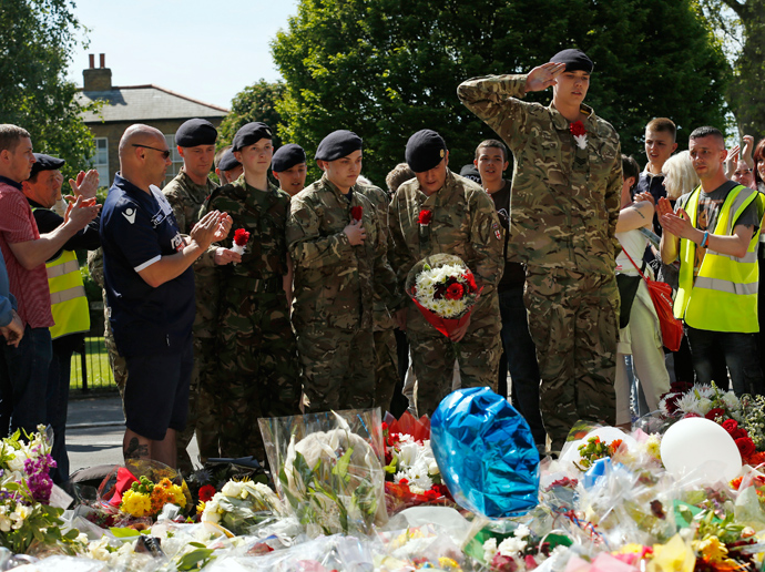 Soldiers salute murdered British soldier Lee Rigby outside the Woolwich barracks in southeast London May 26, 2013 (Reuters / Olivia Harris)