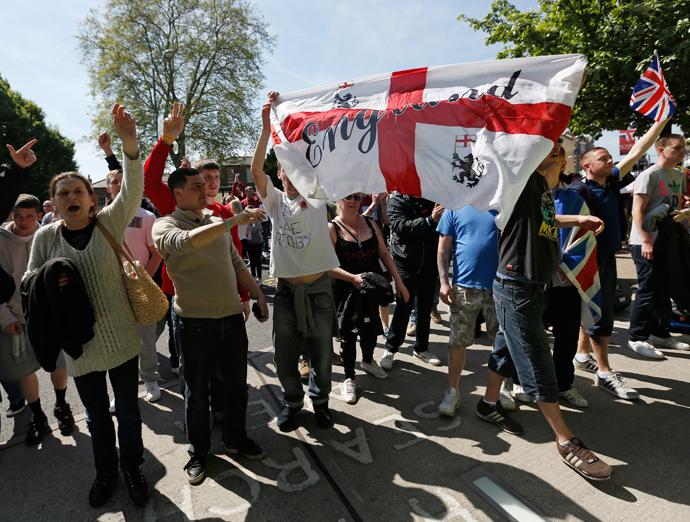 Demonstrators protest against the killing of British soldier Lee Rigby, outside the Woolwich barracks in southeast London May 26, 2013 (Reuters / Olivia Harris)