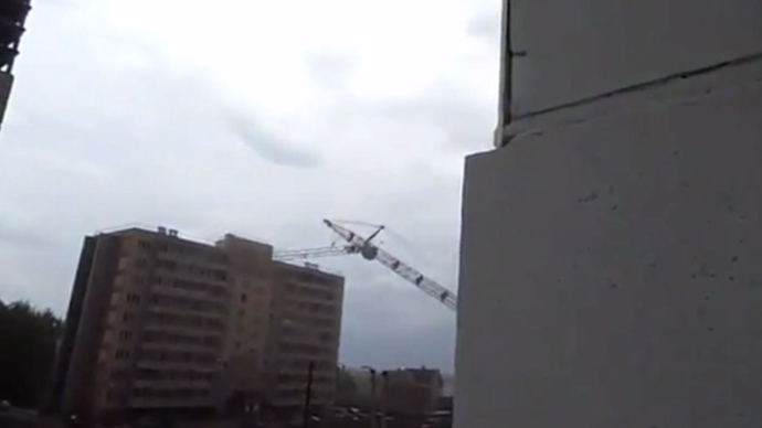 The crane falling onto a 9-storey apartment block in Kirov (Screenshot from vk.com @olgabykova20)
