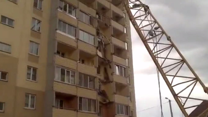 The crane was likely improperly secured (Screenshot from vk.com @olgabykova20)