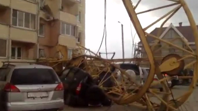 Seven cars parked in front of the apartment building were crushed (Screenshot from vk.com @olgabykova20)
