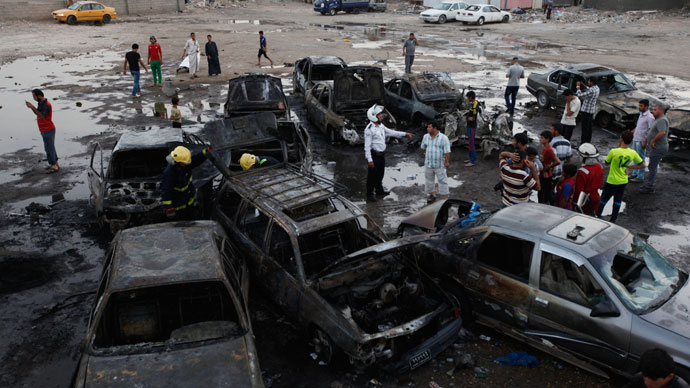 Residents gather at the site of bomb attacks in Baghdad May 27, 2013.(Reuters / Thaier al-Sudani)