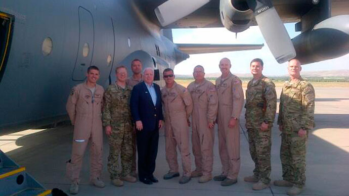 U.S. Senator John McCain (R-AZ) (4th L) is pictured with U.S. Air Force airmen just before taking off from Turkey on May 27, 2013 .(Reuters / Handout)