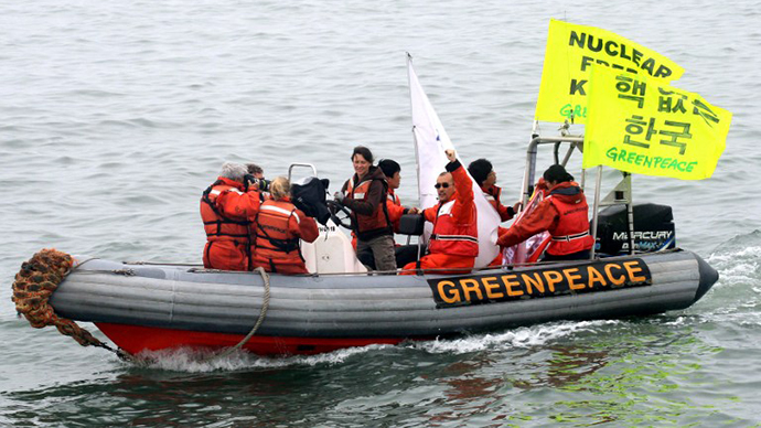 Greenpeace and South Korean environmental activists display yellow banners reading "Nuclear free Korea," on a boat near a nuclear power plant in Yeonggwang, 260 kms south of Seoul. (AFP Photo / Park Young-Chul)