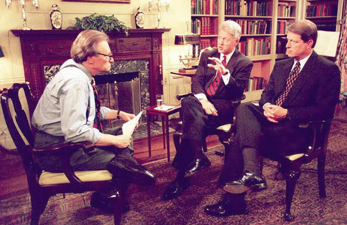 President Clinton (C) and Vice President Gore (R) talk to television talk show host Larry King (L) on CNN's Larry King Live in the White House library late 05 June, 1995. (AFP Photo)