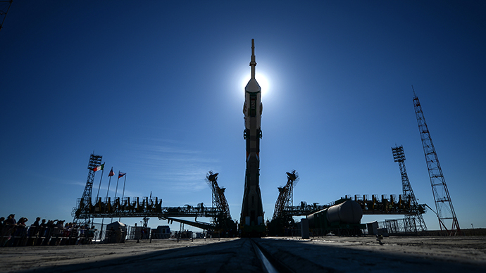Setting the Soyuz-FG carrier rocket with the Soyuz TMA-09M manned spacecraft on the 'Gagarin' launch pad at Baikonur Cosmodrome. (RIA Novosti / Vladimir Astapkovich)