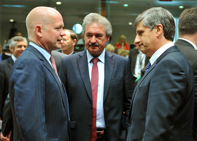  United Kingdom Secretary of State for Foreign and Commenwealth Affairs William Hague (L) speaks with Luxembourg Foreign Affairs minister Jean Asselborn (C) and Austrian Foreign minister Michael Spindelegger (R) prior to a Foreign Affairs Council on May 27, 2013, at the European Union headquarters in Brussels (AFP Photo / Georges Gobet) 