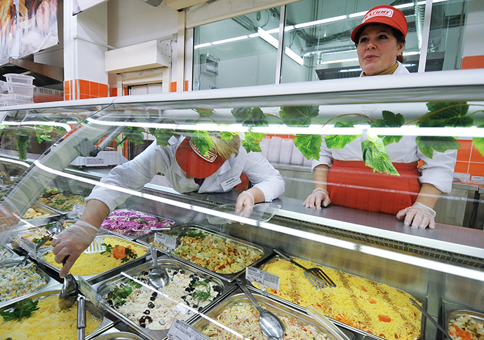 Magnit shop assistants in the cookery department. (RIA Novosti / Konstantin Chalabov)