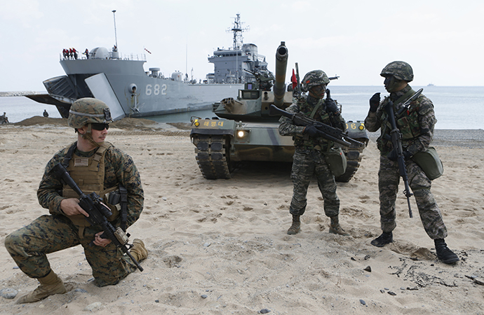 U.S. (L) and South Korea Marines participate in a U.S.-South Korea joint landing operation drill in Pohang, about 370 km (230 miles) southeast of Seoul, April 26, 2013. (Reuters / Lee Jae Won)