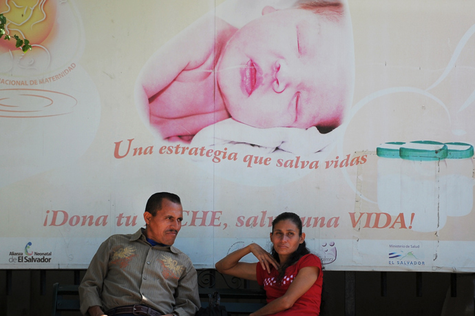A couple sits outside the National Maternity Hospital where a woman only known as "Beatriz" is hospitalized pregnant with an anencephalic baby, in San Salvador, on May 30, 2013 (AFP Photo / Jose Cabezas)