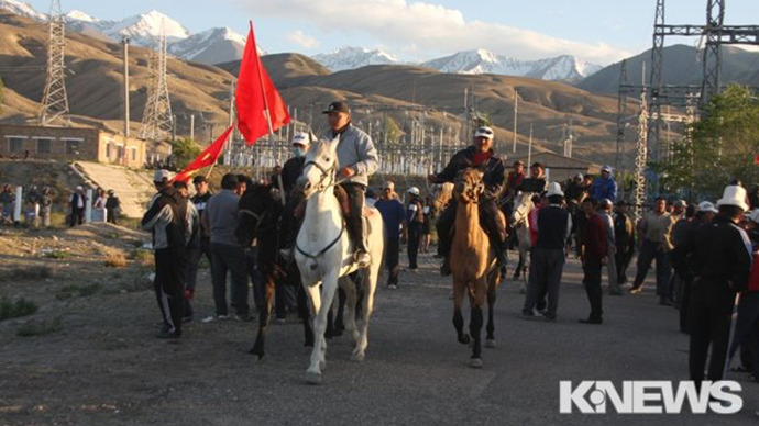 Scores injured in clashes as Kyrgyz horsemen hold Canadian-owned mine hostage (PHOTOS)