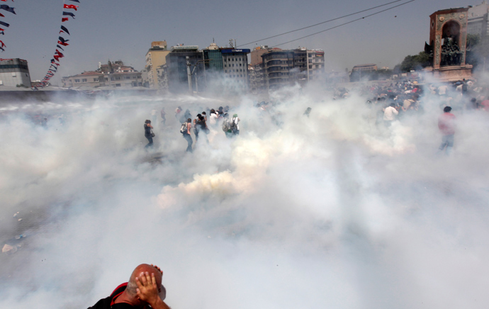 Riot police use tear gas to disperse the crowd during an anti-government protests at Taksim Square in central Istanbul May 31, 2013 (Reuters / Osman Orsal)