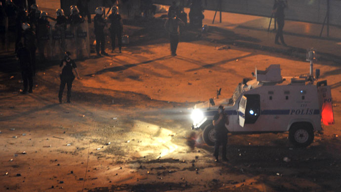 Protestors clash with Turkish riot policemen on May 31, 2013.(AFP Photo / Ozan Kose)