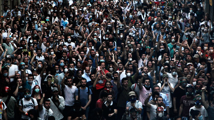 Protestors clash with Turkish riot policemen on May 31, 2013.(AFP Photo / Gurcan Ozturk)