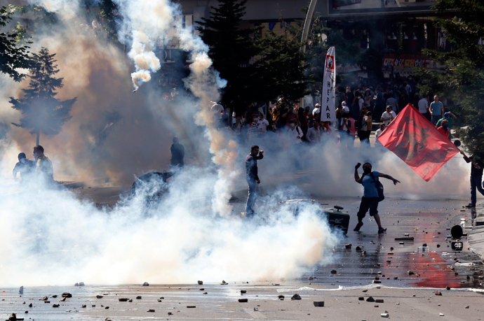 Demonstrators clash with riot police during a protest against Turkey's Prime Minister Tayyip Erdogan and his ruling Justice and Development Party (AKP) in central Ankara June 1, 2013 (Reuters / Umit Bektas)