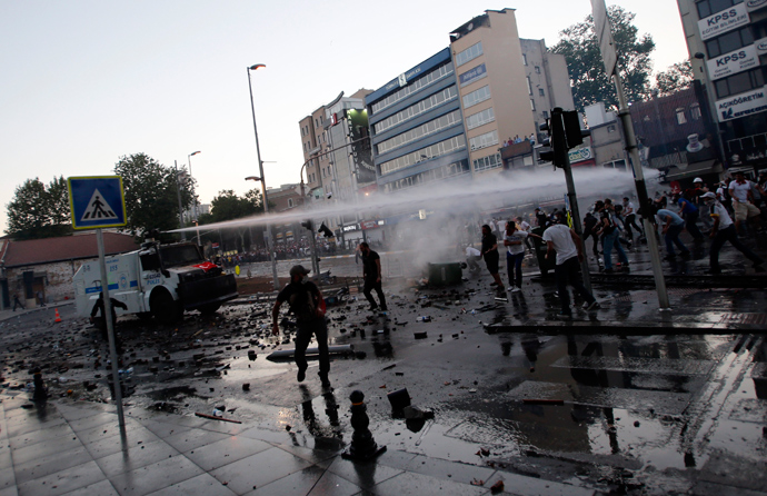 Riot police use a water cannon to disperse anti-government protesters in front of Turkish Prime Minister Tayyip Erdogan's Istanbul office June 1, 2013 (Reuters / Murad Sezer)