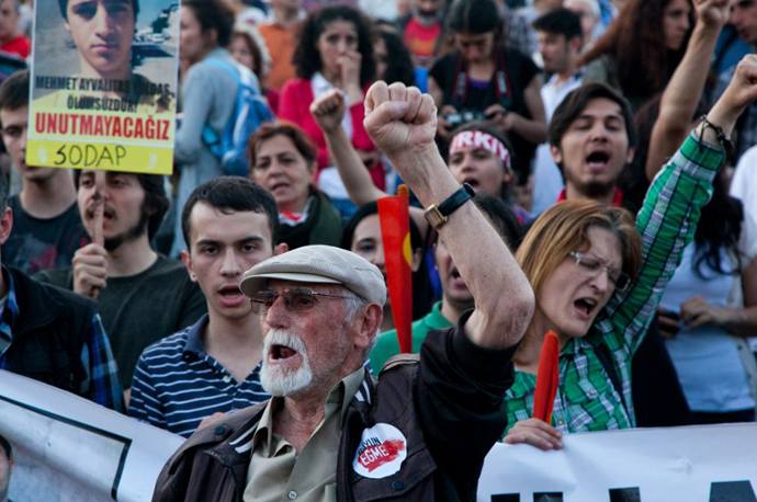 Demonstrator shout at Taksim square in Istanbul on June 7, 2013. (AFP Photo / Gurcan Ozturk)