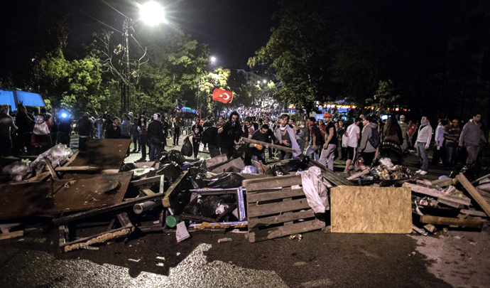 Protesters build a barricade in central Ankara June 12, 2013 during clashes with Turkish riot police. (AFP Photo / Marco Longari)