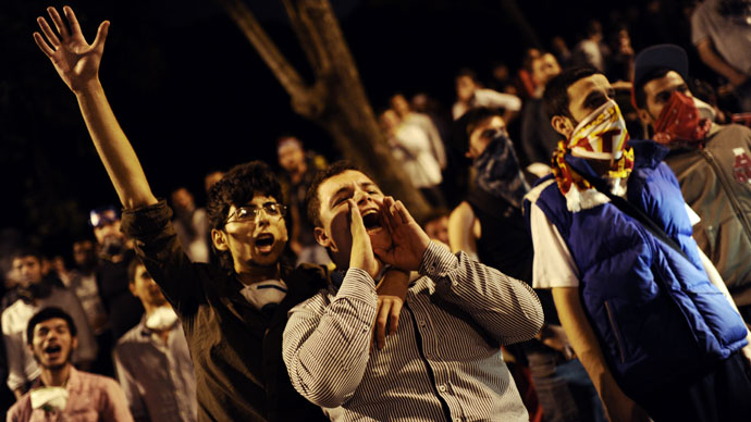 Turkish protesters chant slogans as they are confronted by riot police between Besiktas and Taksim on June 6, 2013.(AFP Photo / Bulent Kilic)