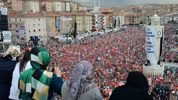 Supporters of Turkey's Prime Minister Tayyip Erdogan watch a rally organized by the ruling Justice and Development Party in Ankara June 15, 2013.(Reuters / Stringer)
