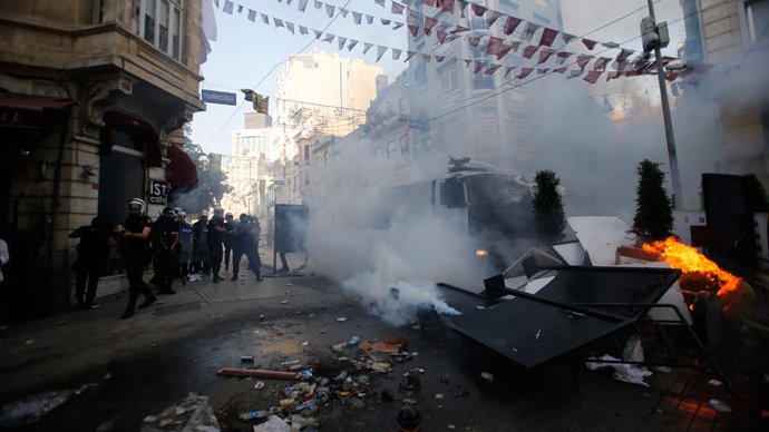 Riot police use tear gas to disperse the crowd during an anti-government protests at Taksim Square in central Istanbul May 31, 2013 (Reuters / Murad Sezer)