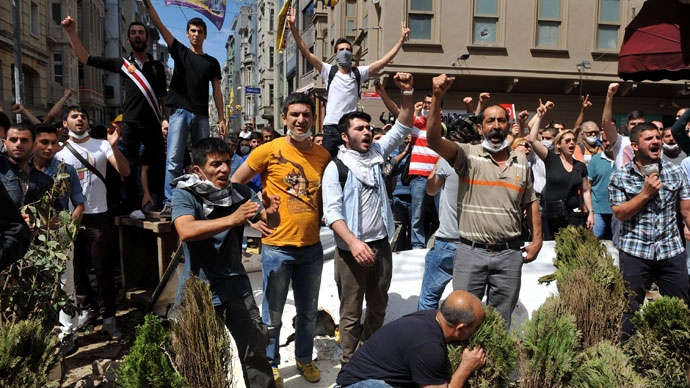 Protestors chant slogans against the government in Taksim Square in Istanbul on June 1, 2013. (AFP Photo / Ozan Kose)