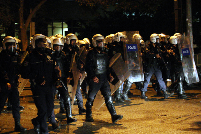 Turkish anti-riot police walk back to their positions after a tear gas attack during clashes with demonstrators in Ankara June 14, 2013 (AFP Photo / Adem Altan)