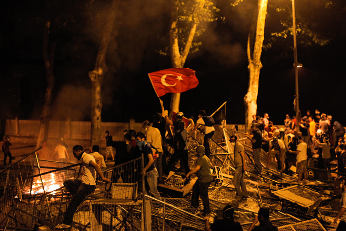 Protestors clash with riot police between Taksim and Besiktas in Istanbul, on June 1, 2013, during a demonstration against the demolition of the park (AFP Photo)