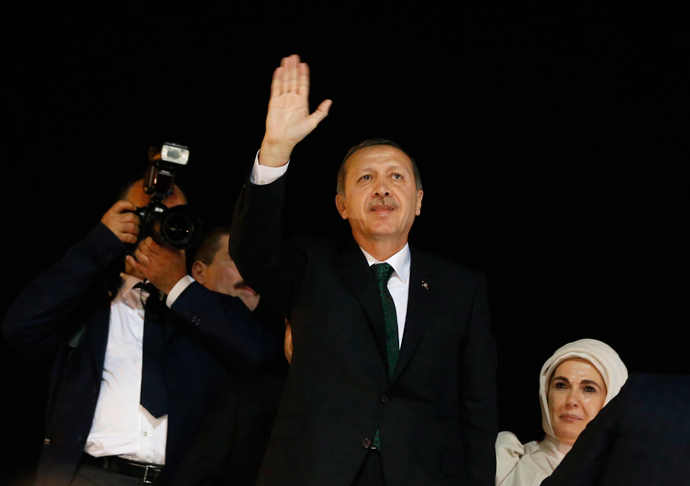 Turkey's Prime Minister Tayyip Erdogan (C) waves to supporters after arriving at Istanbul's Ataturk airport early June 7, 2013 (Reuters / Osman Orsal)