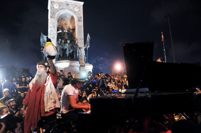 A pianist plays piano during an anti government demonstration in Taksim square on June 12, 2013, one day after heavy clashes with police (AFP Photo / Ozan Kose)